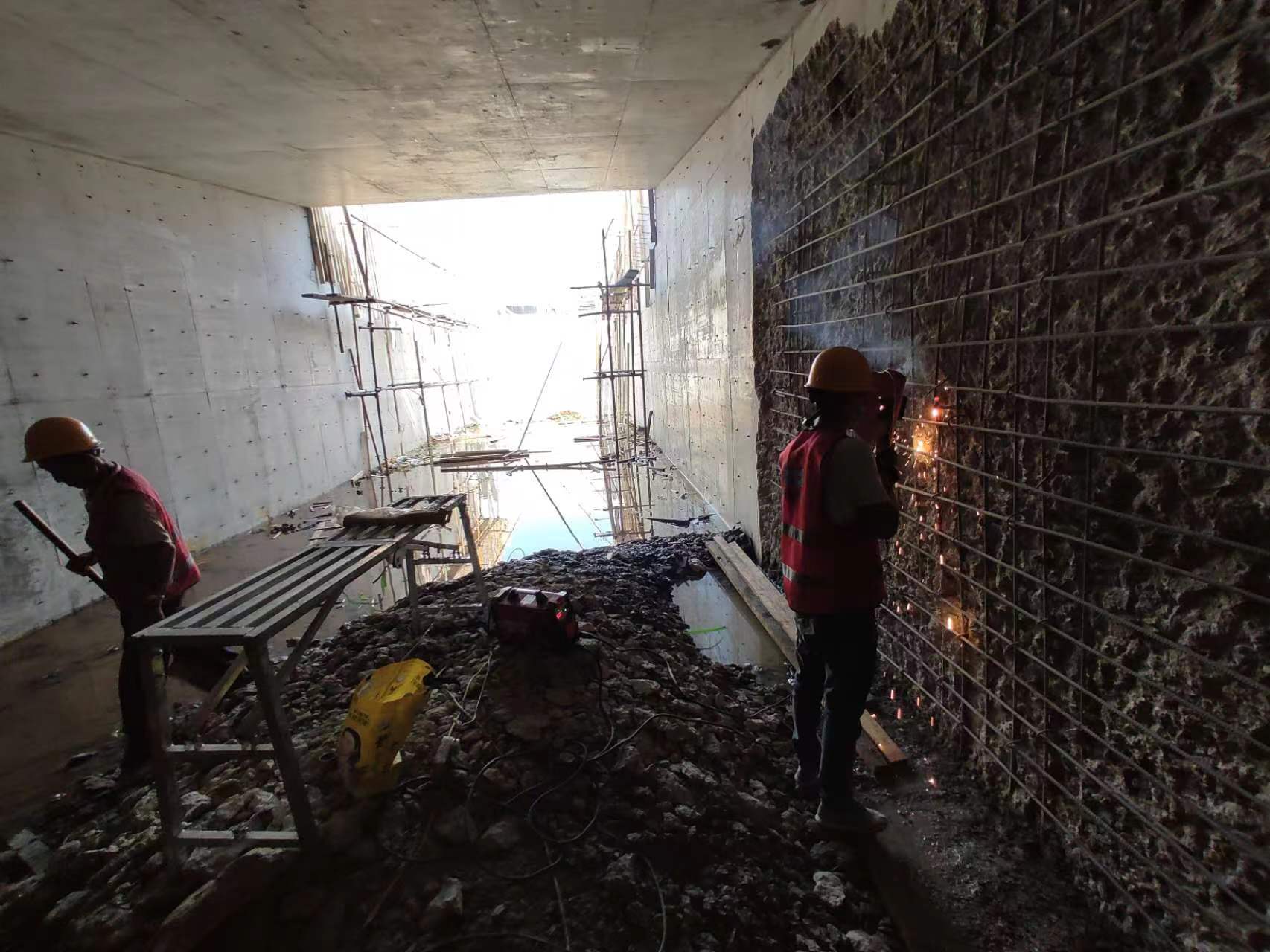 茂县挖断承重墙导致楼体开裂，加固施工方案出炉